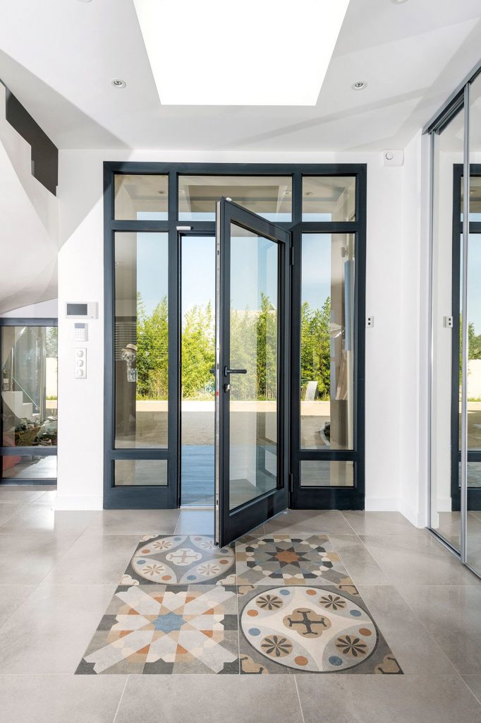 Glass entrance door: a minimalist aesthetic